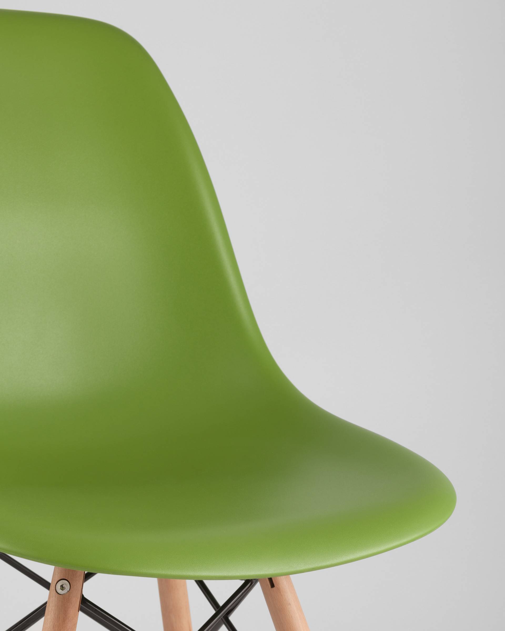 Стул Eames DSW зеленый из Италии