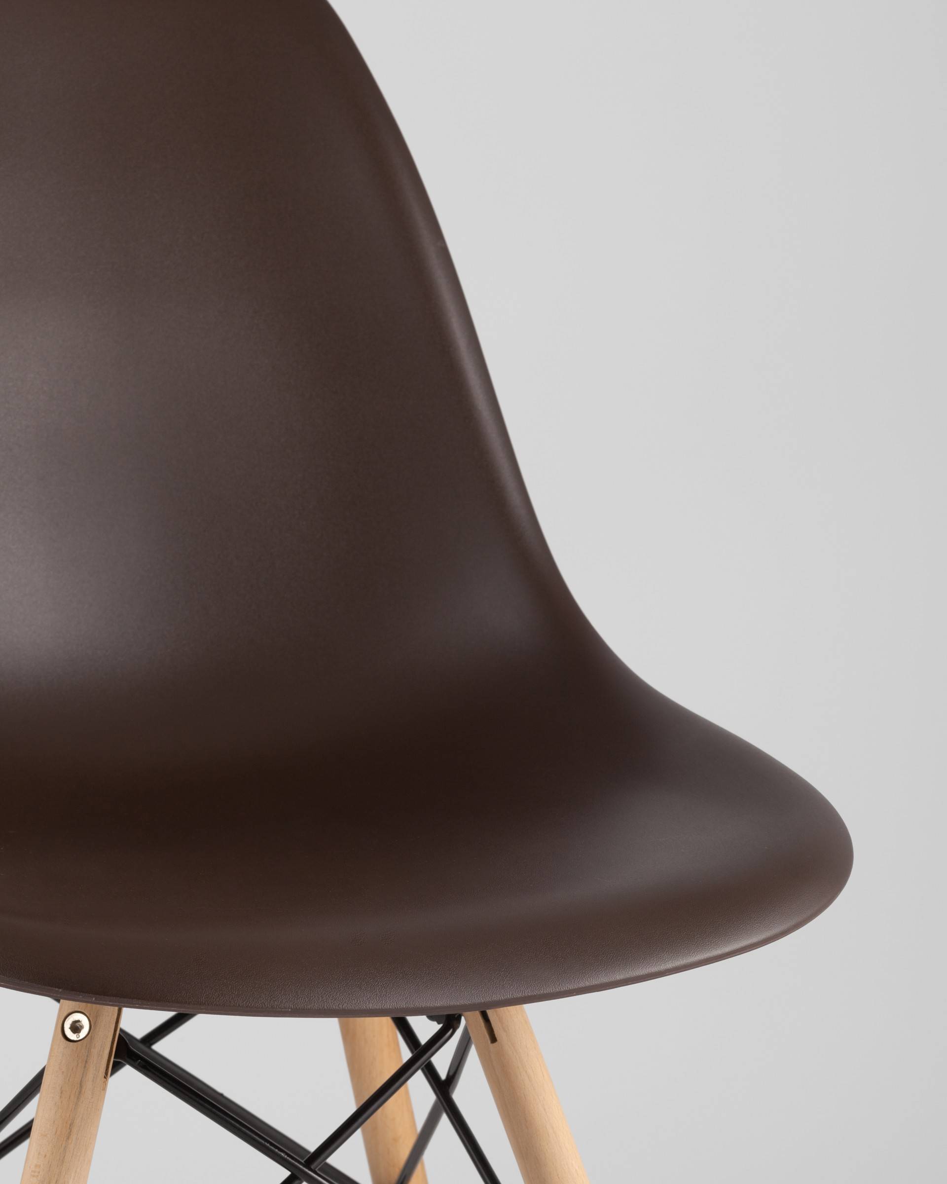 Стул Eames DSW коричневый из Италии