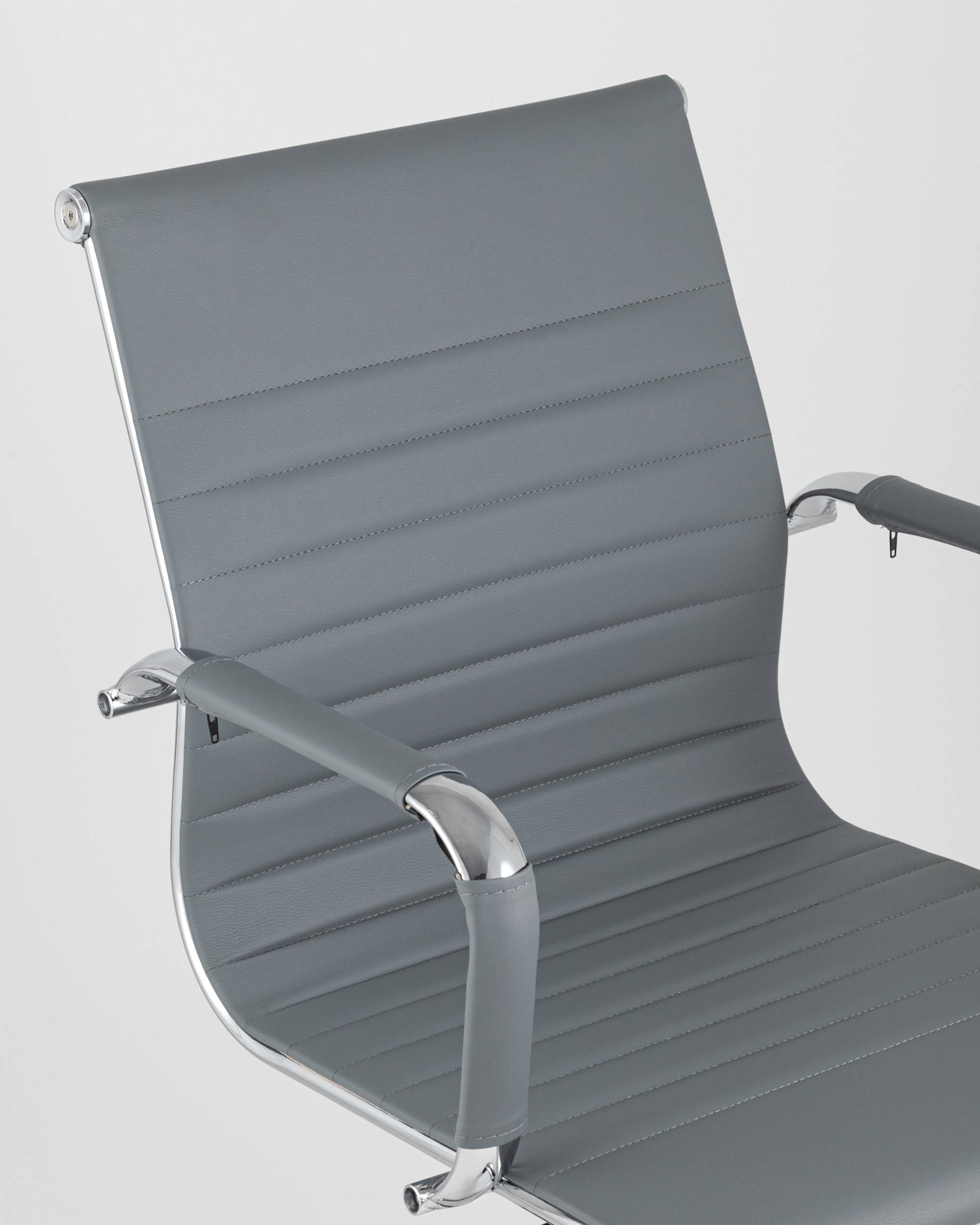 Кресло офисное TopChairs City S серое из Италии