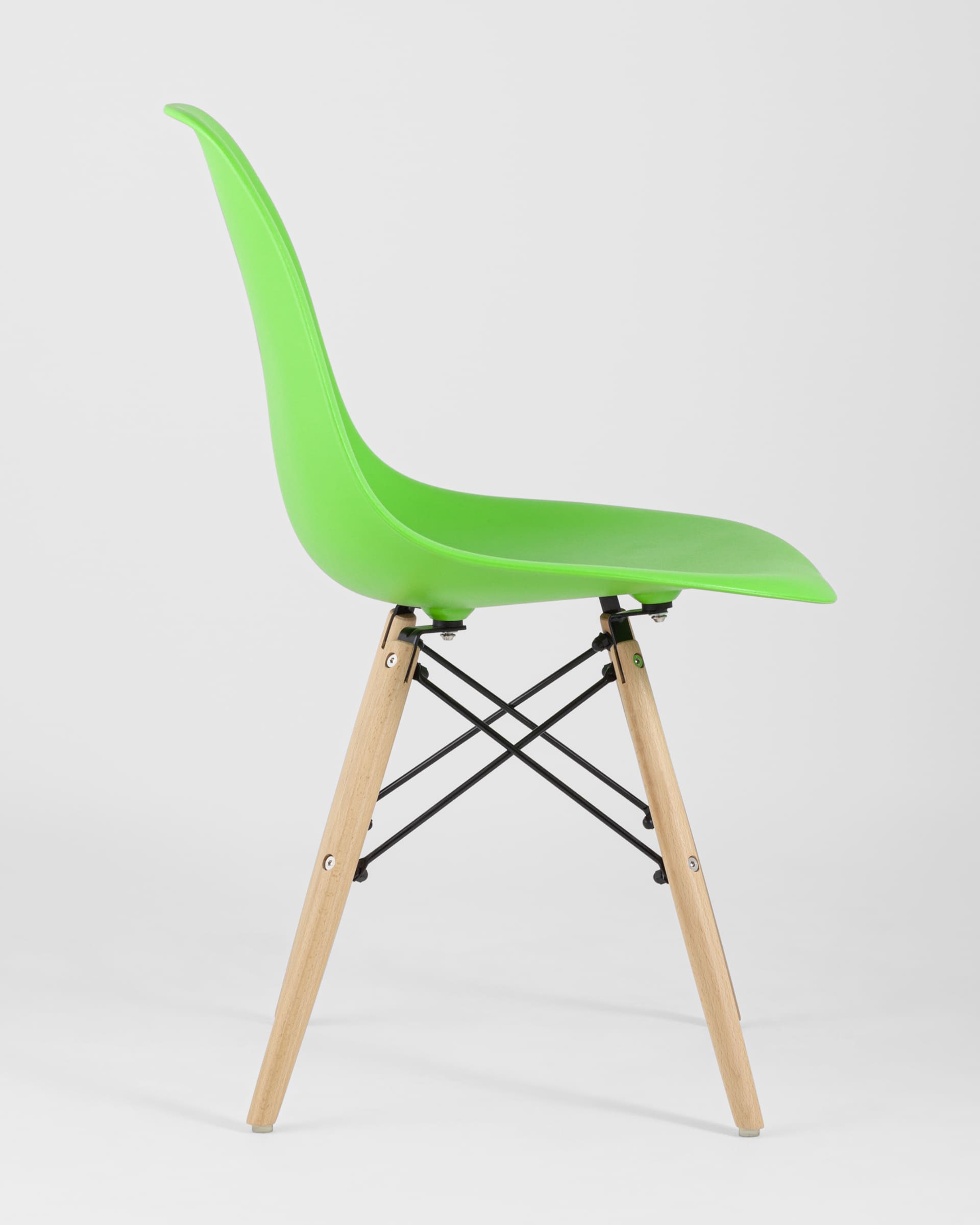 Стул Eames DSW светло-зеленый из Италии