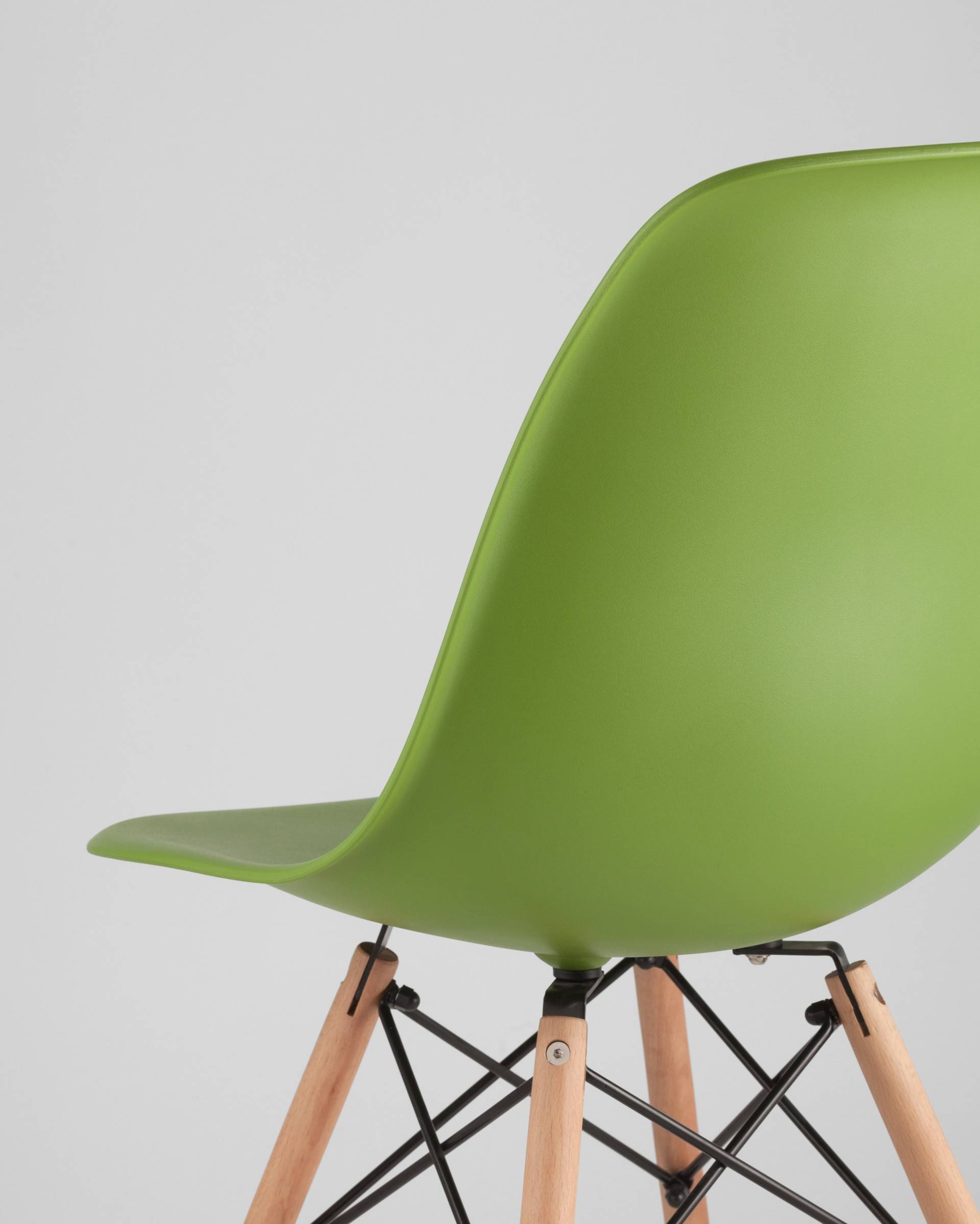 Стул Eames DSW зеленый из Италии