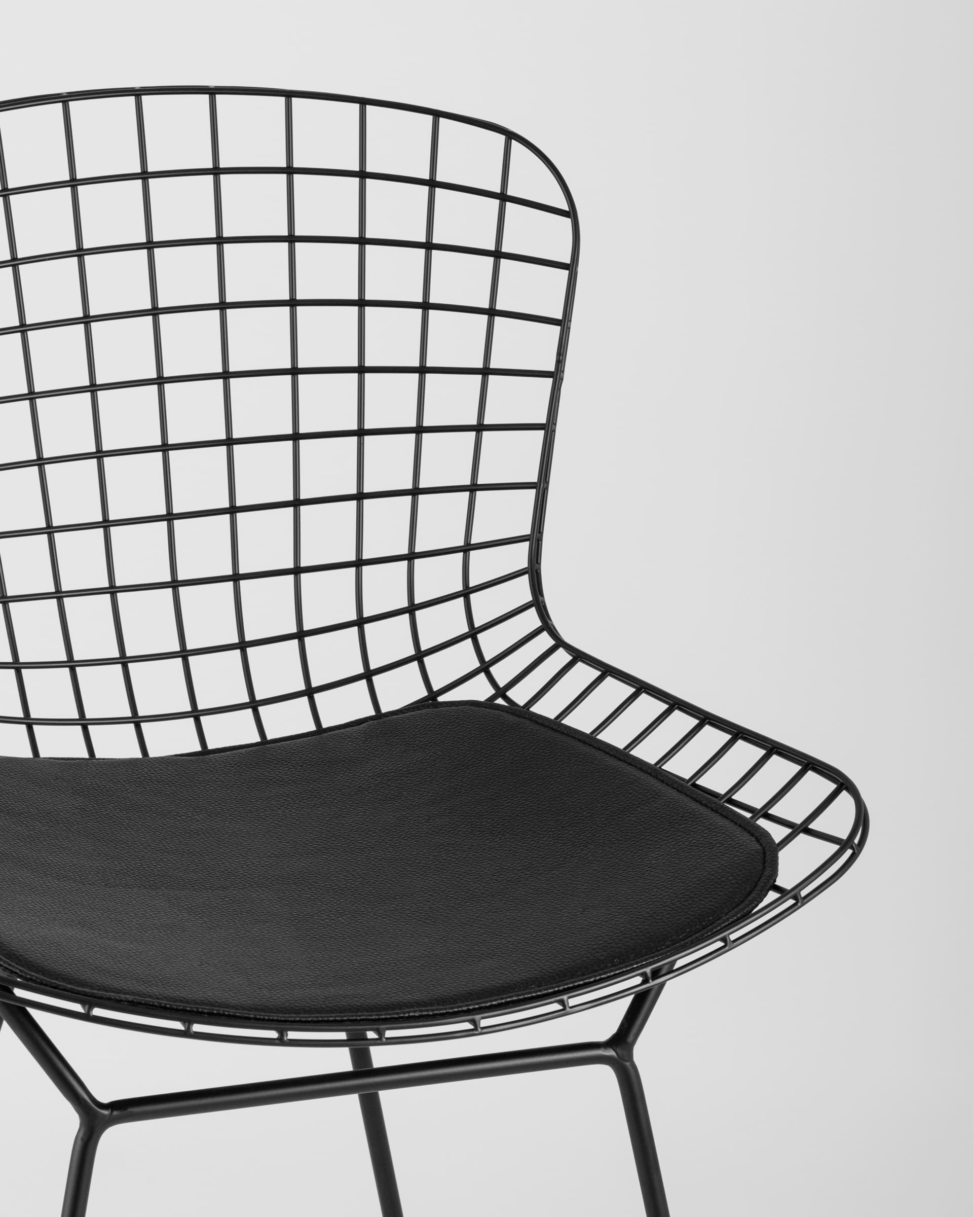 Стул полубарный с низкой спинкой Bertoia черный с черной подушкой из Италии