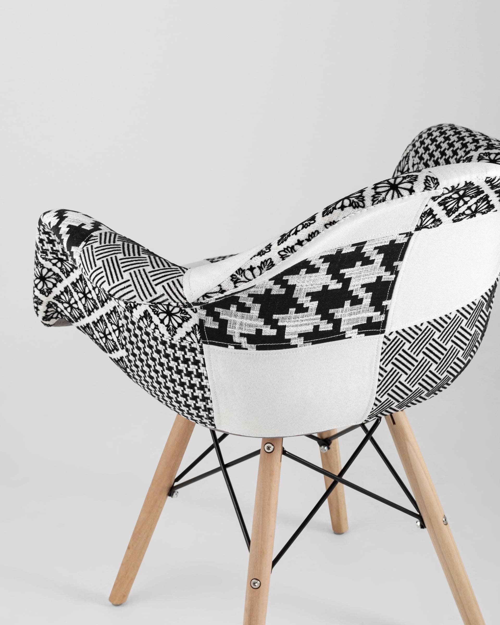 Кресло Eames DSW пэчворк черно-белое из Италии