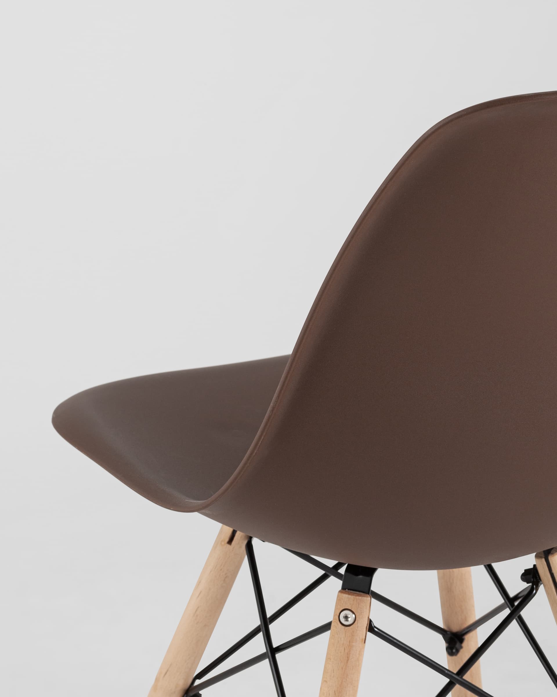 Стул Eames Style DSW коричневый (разборный каркас) из Италии
